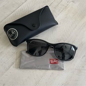 Classic model with a soft angular shape in nylon, for a minimalist ‘90s style.